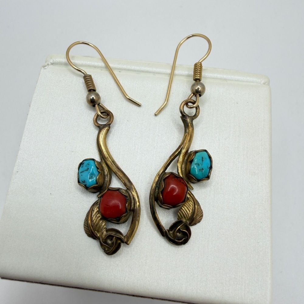 Vintage Southwestern style, brass turquoise and coral dangle‎ drop earrings!
